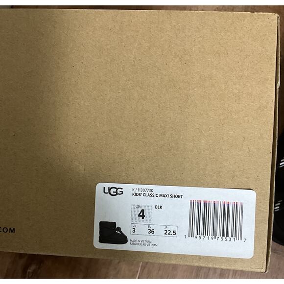 UGG BLACK CLASSIC MAXI SHORT WINTER SNOW BOOTS, KIDS- SIZE 4 - Picture 9 of 9